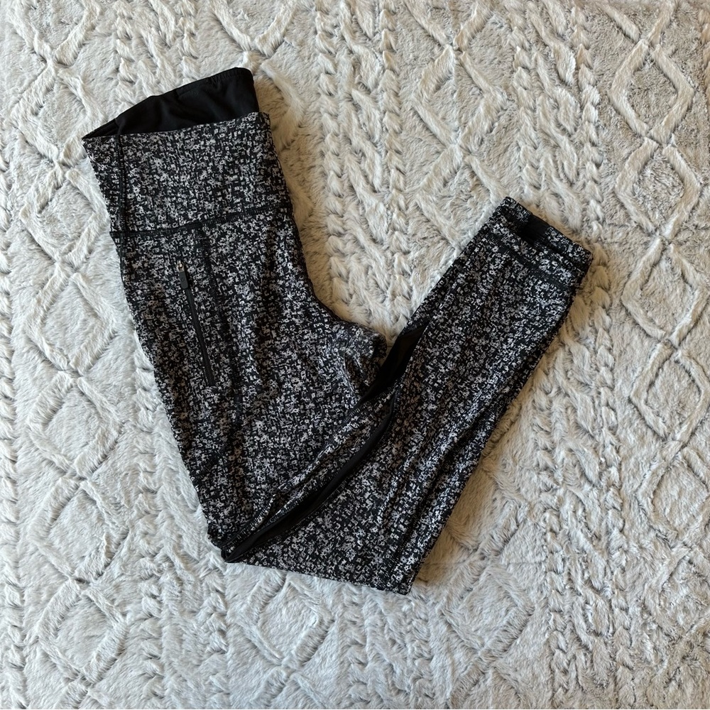 Lululemon Invigorate Tight Daisy Dust Alpine White Black / Black size 6